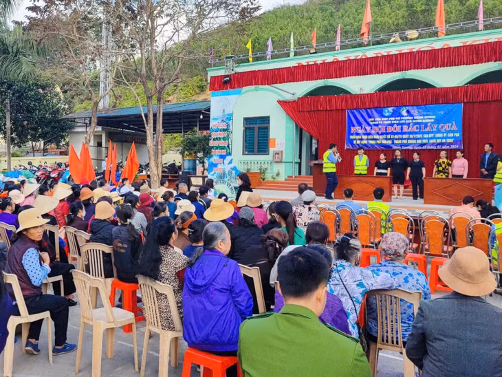 Hội LHPN phường Mông Dương (TP Cẩm Phả) phối hợp tổ chức Ngày hội đổi rác lấy quà.