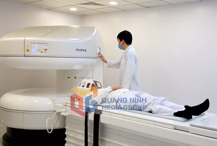 2024-09_Máy chụp cộng hưởng từ (MRI) 0,4 Tesla được sử dụng tại TTYT TP Móng Cái. Ảnh: Nguyễn Hoa