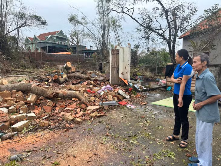 Ngôi nhà của ông Nguyễn Văn Hải, thôn 16, xã Hiệp Hòa (TX Quảng Yên) bị cây đổ vào làm sập.