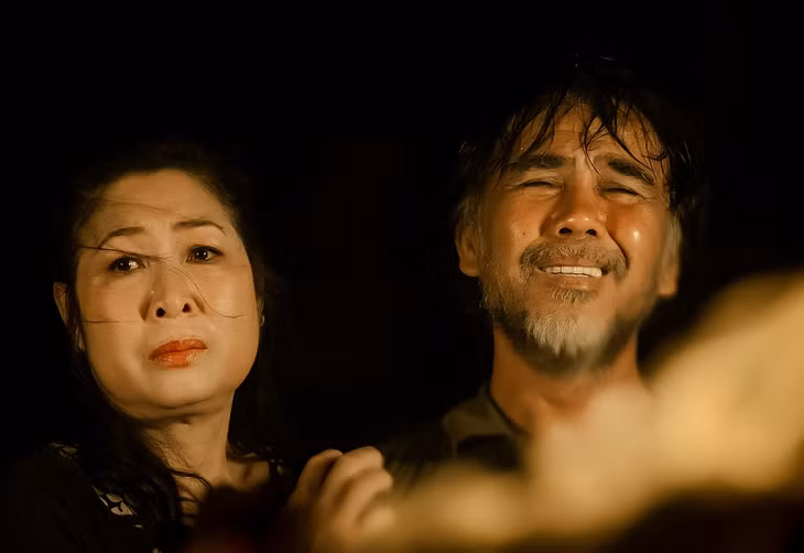 Quyền Linh và Hồng Vân trong Hai Muối.