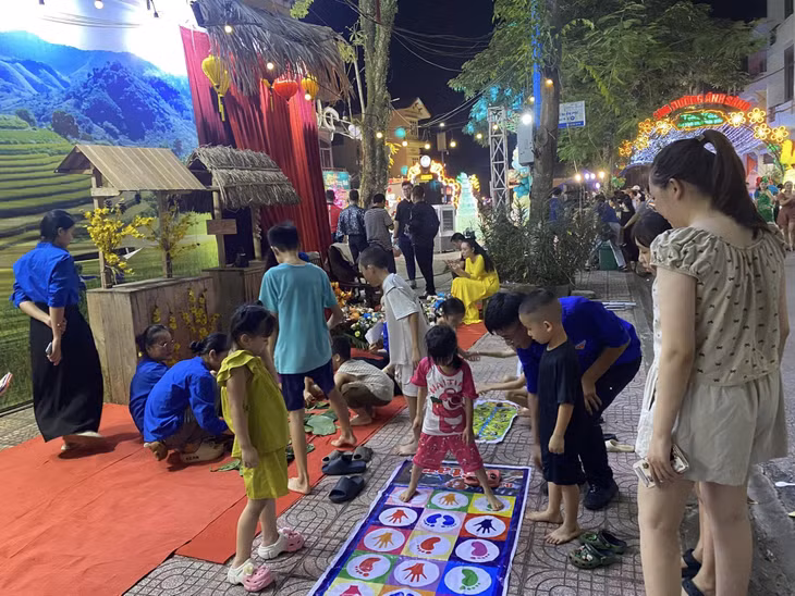 Ngoài ra, đến đây, trẻ nhỏ có nhiều góc thú vị để trải nghiệm các trò chơi dân gian.