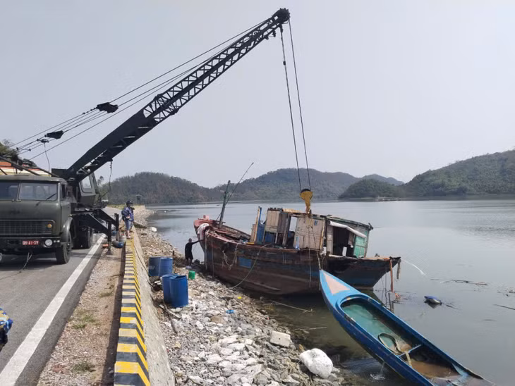 Lữ đoàn 169 Vùng 1 Hải quân cử người và phương tiện hỗ trợ ngư dân.