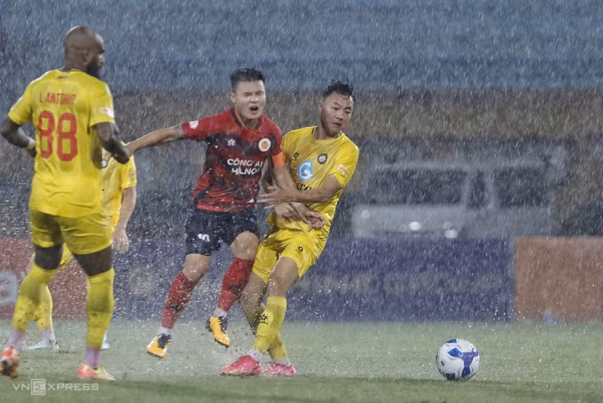 Trời mưa lớn khiến trận đấu giữa CAHN và Thanh Hóa tại vòng hai V-League 2024-2025 phải hoãn 32 phút. Ảnh: Lâm Thỏa
