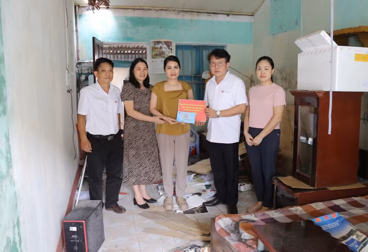 Công đoàn Bệnh viện Đa khoa tỉnh trao hỗ trợ cho 9 đoàn viên Công đoàn bệnh viện bị thiệt hại tài sản nặng do cơn bão số 3 gây ra, với tổng trị giá 122 triệu đồng.