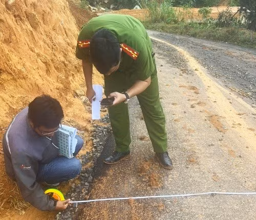 Cơ quan Công an kiểm tra, đo đạc dự án đường sai phạm tại huyện Bảo Lâm. Ảnh: Hoài Thanh