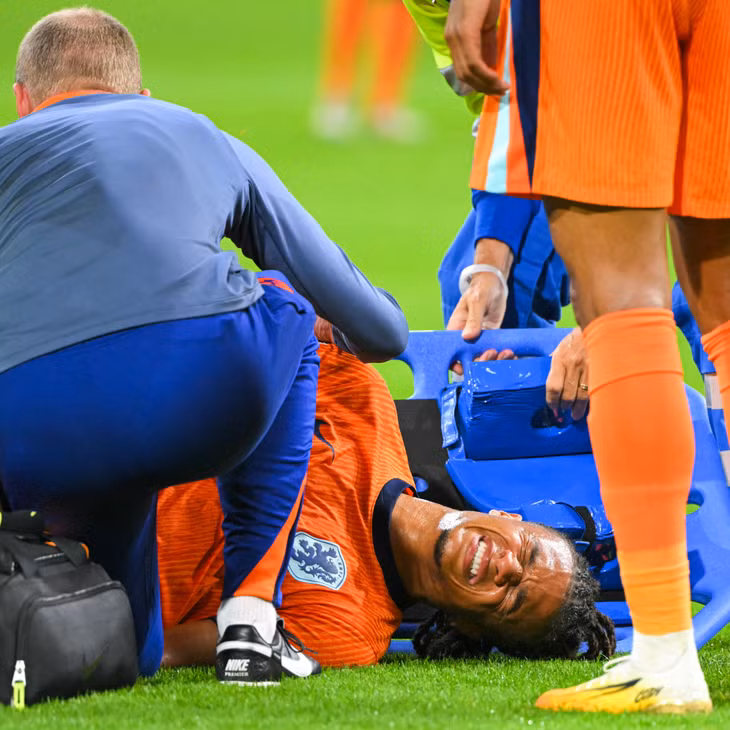 Hậu vệ thuộc biên chế Man City sau đó tỏ ra đau đớn khi được các nhân viên y tế chăm sóc trên sân. Ảnh: City Xtra