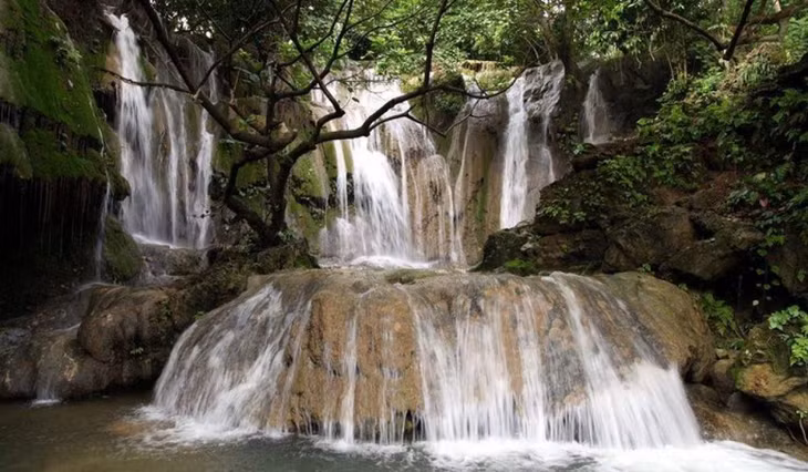 Thác Voi cách trung tâm TP Đồng Xoài khoảng 77km. Lưu ý, đường vào thác Voi nhỏ, gập ghềnh và khúc khuỷu, nếu không chắc tay lái, bạn có thể thuê xe ôm địa phương chở đến thác - Ảnh: Bietthungoctrai