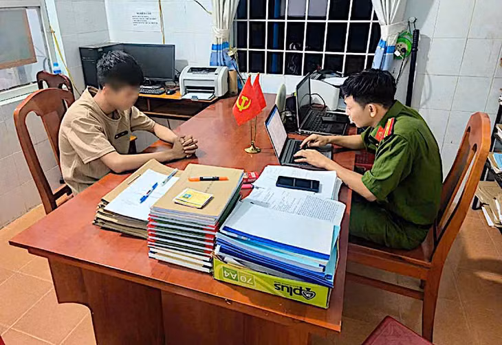 Công an làm việc với B.Q.H về vụ cướp xe máy ở Đồng Nai. Ảnh: Công an