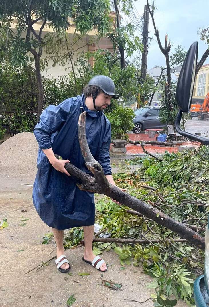 Nhiều người nước ngoài, chứng kiến hậu quả của cơn bão cũng đã xuống đường chung tay cùng người dân thành phố dọn dẹp.