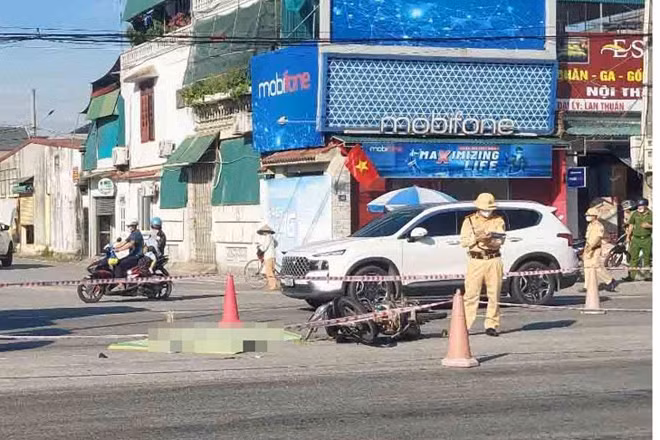 Hiện trường vụ tai nạn khiến người đàn ông đi xe máy tử vong tại chỗ. Ảnh: Hải Tuấn