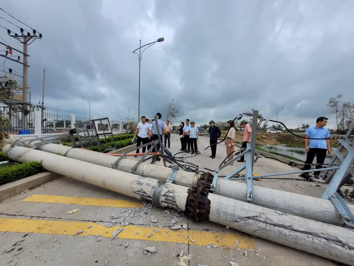 Hệ thống đường điện vào khu công nghiệp Sông Khoai bị gãy đổ hoàn toàn.