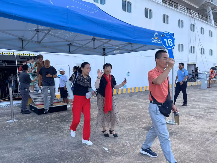 Du khách hào hứng khi tới thăm Hạ Long
