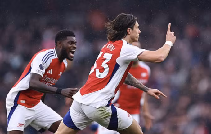 Calafiori ăn mừng bàn gỡ hòa 1-1 cho Arsenal. Ảnh: AFP.