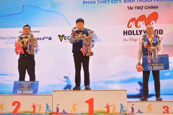 Thanh Lực (trái) đừng cùng Cho và Dick Jaspers trên bục trao giải tối 29/9. Ảnh: Minh Điền