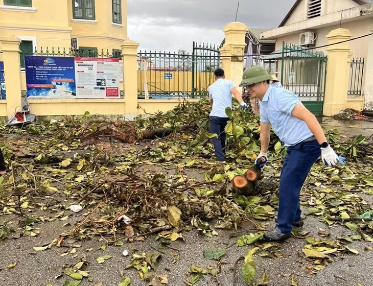 Cán bộ Trung tâm Hành chính công TX Quảng Yên khắc phục hậu quả sau bão.