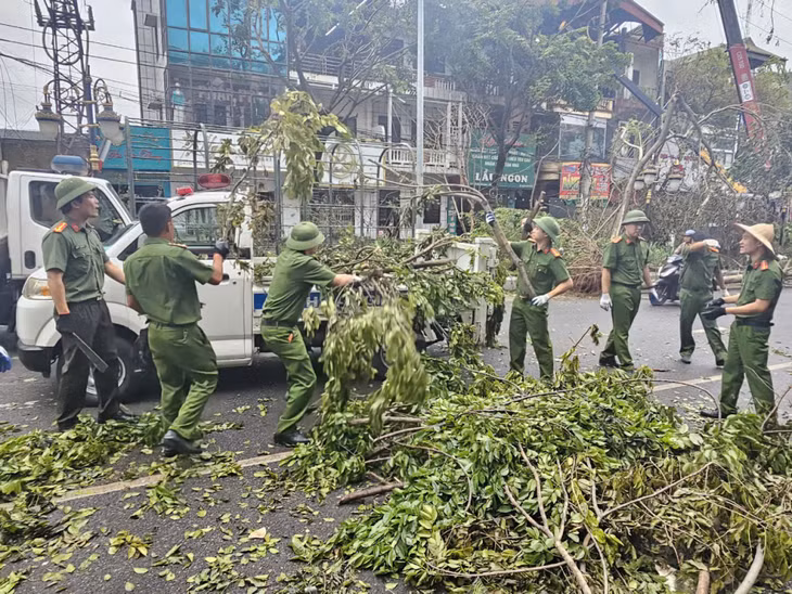 ĐVTN các đơn vị Công an tích cực tham gia dọn vệ sinh đường phố.