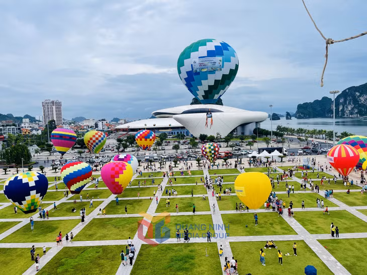 Tham gia lễ hội, nhân dân và du khách sẽ có những trải nghiệm ấn tượng, cảm giác thú vị, khó quên khi được ngắm nhìn từ trên cao không gian, cảnh quan tươi đẹp, hùng vĩ của TP Hạ Long, của vịnh Hạ Long.
