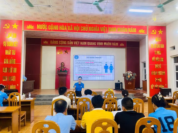 Cán bộ BHXH huyện Ba Chẽ thông tin tới hội viên nông dân và người dân về BHXH và BHYT tự nguyện. (Ảnh BHXH tỉnh)