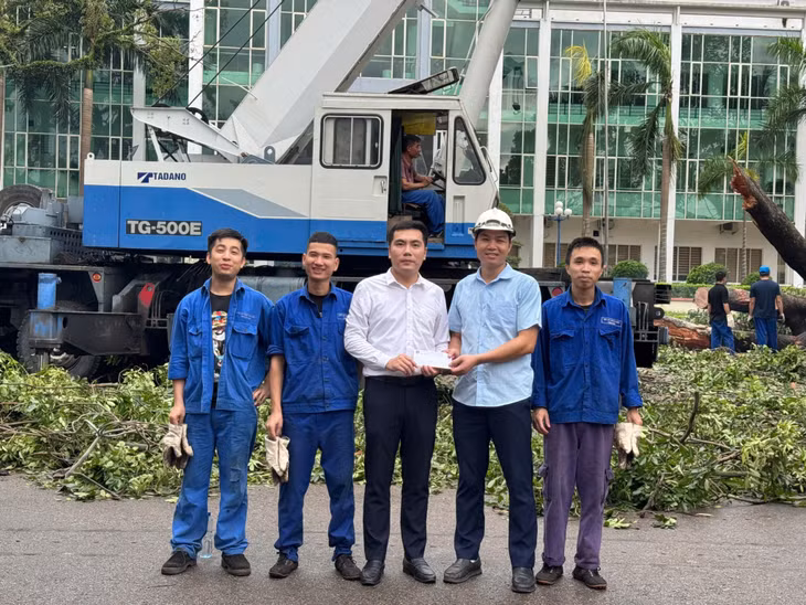 Đoàn Than Quảng Ninh thăm, động viên Đoàn Thanh niên Công ty CP Chế tạo máy tham gia khắc phục hậu quả sau bão.