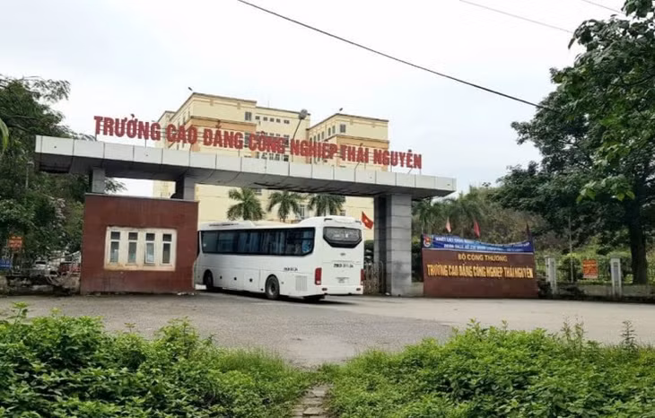 13 học sinh Trường Cao đẳng Công nghiệp Thái Nguyên nhập viện. Ảnh: Việt Bắc