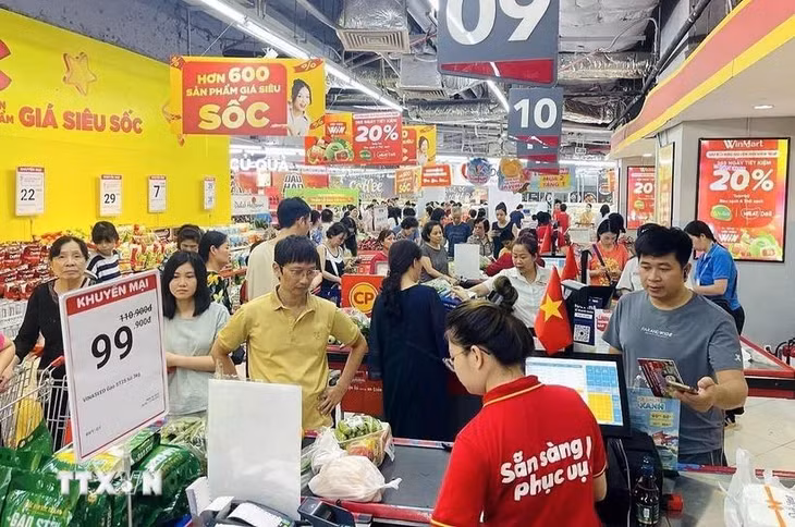 Người dân mua sắm hàng hóa tại siêu thị Winmart. (Ảnh: Trần Việt/TTXVN)