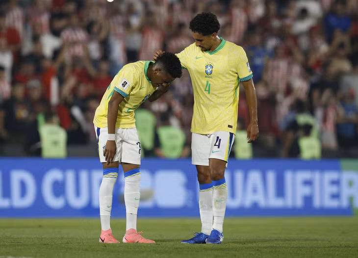 Sự thất vọng của các cầu thủ Brazil sau thất bại trước Paraguay - Ảnh: Reuters