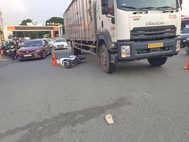 Hiện trường vụ tai nạn giữa xe tải và xe máy khiến 1 nữ sinh viên tử vong