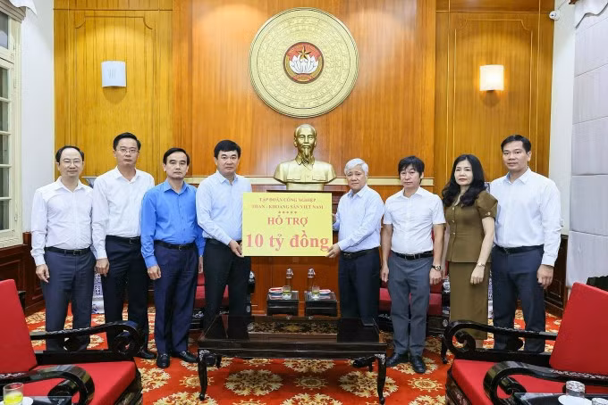Chủ tịch Ủy ban Trung ương Mặt trận Tổ quốc Việt Nam Đỗ Văn Chiến tiếp nhận ủng hộ từ Tập đoàn Than Khoáng sản Việt Nam. Ảnh: MTTQ Việt Nam