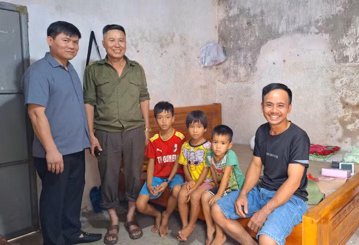 Anh Tuấn (áo đen) vui mừng khi tìm thấy 3 con. (Ảnh: CAND)