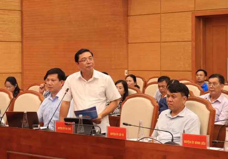 Lãnh đạo huyện Ba Chẽ phát biểu ý kiến về những cách làm của địa phương trong xây dựng và phát triển văn hóa, con người giàu bản sắc Quảng Ninh đối với đồng bào DTTS.