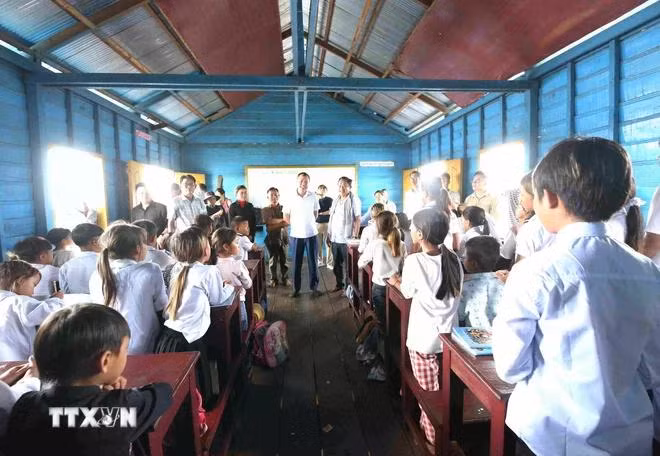 Tổng Lãnh sự Việt Nam tại Battambang Nguyễn Thành Văn thăm hỏi các em học sinh Việt Nam và Campuchia tại điểm trường nổi ở ấp Koh Ka Ek, xã Reang Til, huyện Kandieng, tỉnh Pursat. (Ảnh: Huỳnh Thảo/TTXVN)