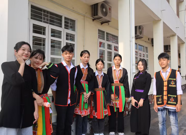 Các em học sinh Trường Phổ thông dân tộc nội trú THCS&amp;THPT tỉnh vui mừng, phấn khởi trong niềm vui được học tập tại ngôi trường mới khang trang, đầy đủ cơ sở vật chất.