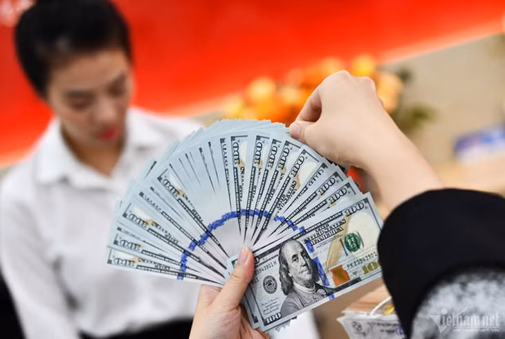 Giá USD ngân hàng giảm mạnh. Ảnh: Hoàng Hà