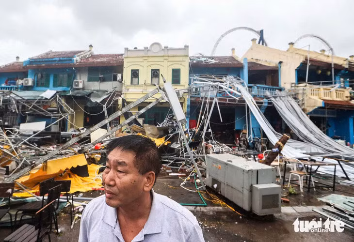 Ông Vũ Văn Mạnh (67 tuổi, ở phường Bãi Cháy) rầu rĩ khi nhiều gian hàng của gia đình ông bị gió bão tàn phá - Ảnh: NGUYỄN KHÁNH