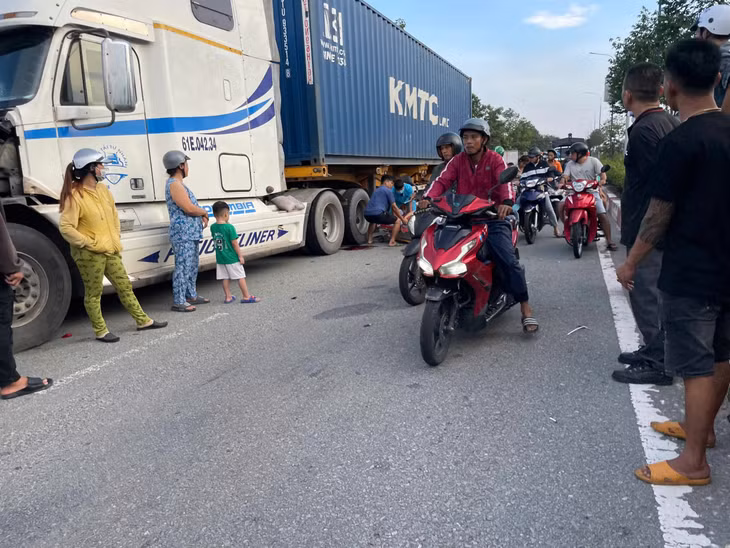 Tai nạn khiến giao thông trên tuyến ùn ứ.