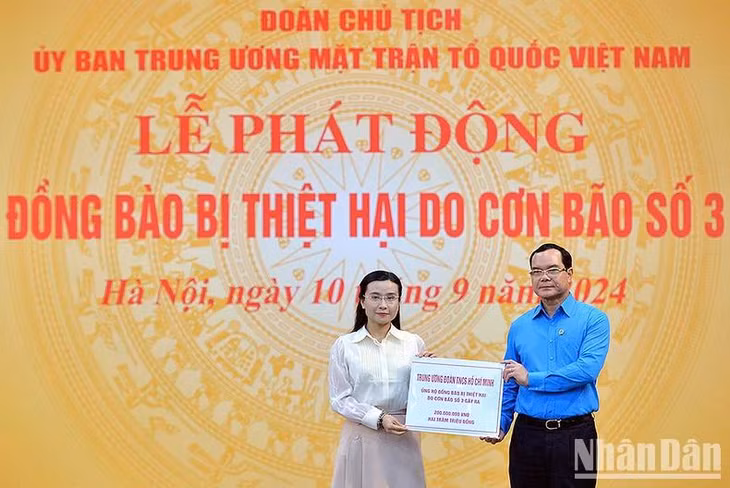 Đại diện lãnh đạo các bộ, ngành, đoàn thể trao kinh phí tượng trưng ủng hộ đồng bào chịu ảnh hưởng của bão số 3.