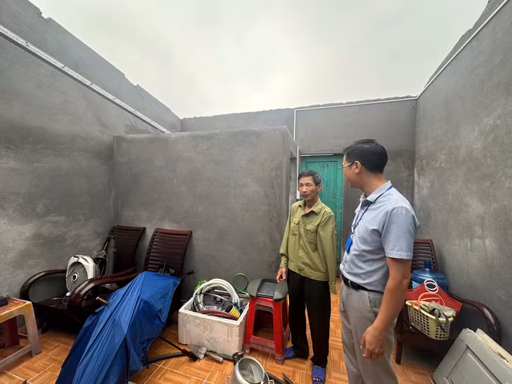 Là người khuyết tật, cuộc sống của ông Lê Văn Thoại (khu 1, phường Cửa Ông, TP Cẩm Phả) chủ yếu trông chờ vào tiền trợ cấp hằng tháng.