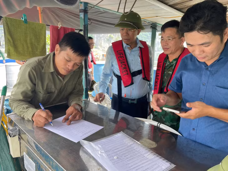 Các hộ dân nuôi trồng thủy sản trên địa bàn phường Quang Hanh, TP Cẩm Phả ký cam kết di dời lên bờ tránh trú trước 16h ngày 6/9.
