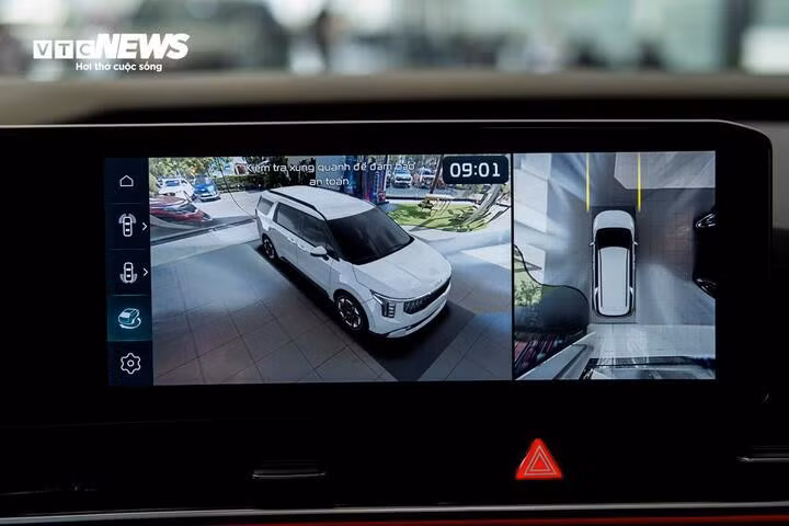 Camera 360 độ trên KIA Carnival 2025 cho độ sáng tốt, sắc nét.