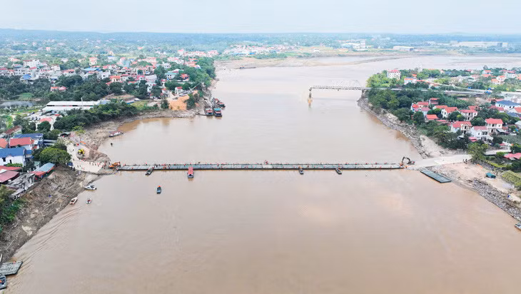 Dự kiến từ 6h sáng mai, ô tô con, xe bán tải có thể đi 1 chiều, còn xe thô sơ, xe máy, xe đạp có thể đi 2 chiều qua cầu phao - Ảnh: THÀNH ĐẠT
