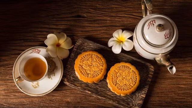 Thưởng thức bánh trung thu cùng trà vừa ngon miệng lại giúp duy trì đường huyết.