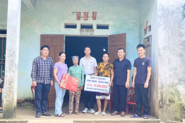 Công ty TNHH MTV Hùng Mạnh Quảng Ninh trao số tiền 10 triệu đồng hỗ trợ gia đình ông Phoòng Tắc Chăn, bản Mả Thầu Phố, xã Quảng Đức (Hải Hà) lợp lại mái nhà mới sau bão số 3.