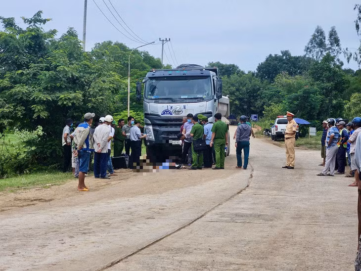 Hiện trường vụ xe tải lùi tông phải xe máy của cụ già phía sau khiến 1 người chết - Ảnh: MINH CHIẾN
