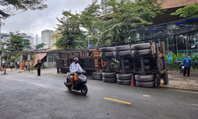 Thùng container lật phía vỉa hè sát chung cư. Ảnh: Đình Văn