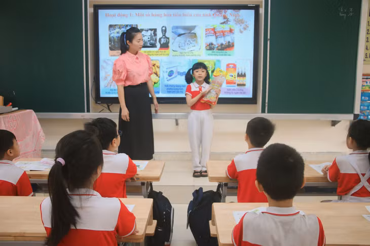 Học sinh lớp 3A6, Trường Tiểu học Trần Hưng Đạo (TP Hạ Long) trong tiết học GDĐP.