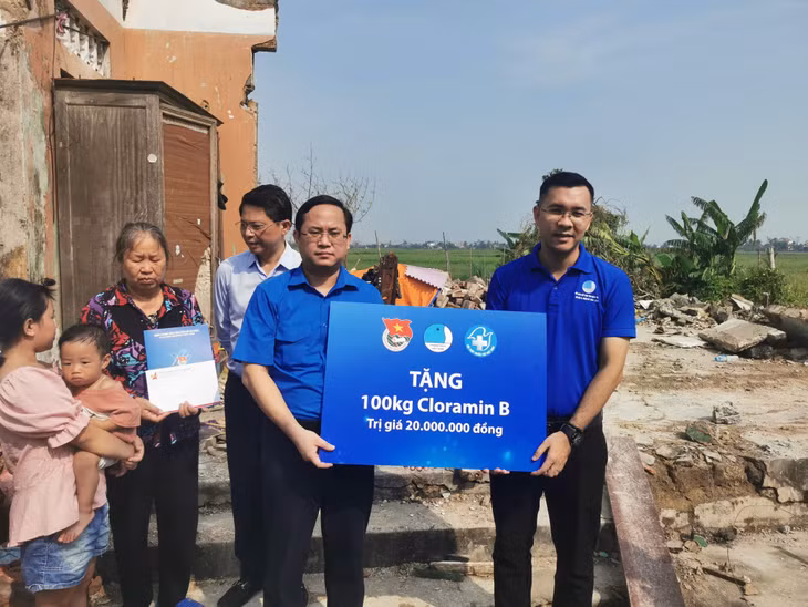 Đồng chí Nguyễn Thế Minh, Phó Bí thư Phụ trách Tỉnh Đoàn nhận quà hỗ trợ từ Trung ương Đoàn TNCS Hồ Chí Minh.