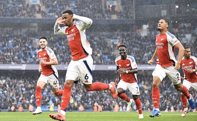Gabriel ăn mừng cùng các đồng đội, sau khi ghi bàn gỡ hòa 1-1 cho Arsenal. Ảnh: Reuters.