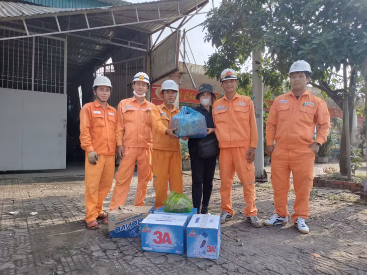 Người dân TX Đông Triều tặng nhu yếu phẩm và nước uống cho công nhân Đội xung kích PC Quảng Bình.