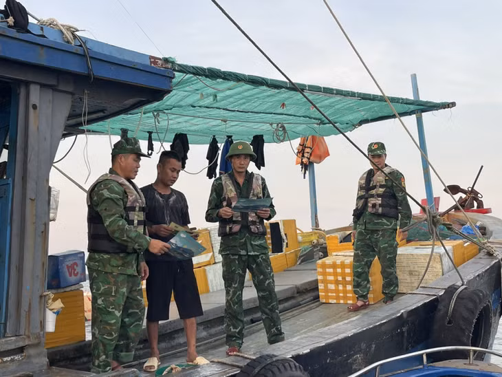 Cán bộ Đồn Biên Phòng Trà Cổ vận động, tuyên truyền ngư dân vùng biển đưa tàu thuyền vào nơi tránh trú an toàn.