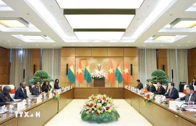 Chủ tịch Quốc hội Trần Thanh Mẫn hội kiến Tổng thống Guinea-Bissau Umaro Sissoco Embaló. (Ảnh: Thống Nhất/TTXVN)